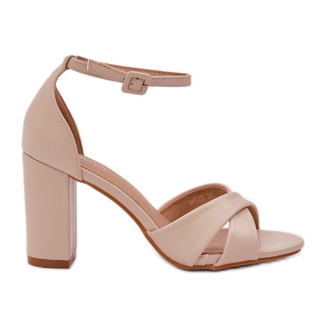 Sandálias em um salto de bar com bege de couro ecológico Sandálias em um salto de bar com bege de couro ecológico