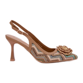 Saltos altos trançados com salto marrom