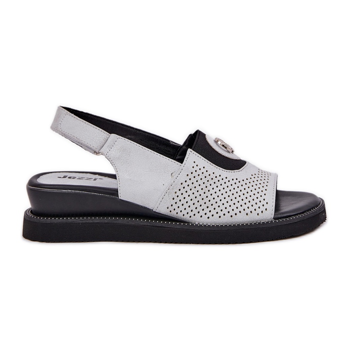 Jezzi Sandálias femininas em uma cunha de prata com um ornamento