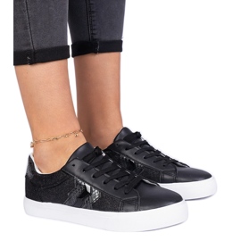 Tênis negros com um motivo animal decorado com glitter preto