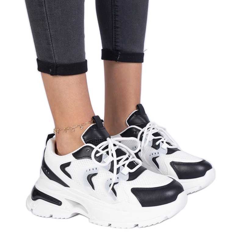 Tênis esportivos femininos brancos e brancos preto