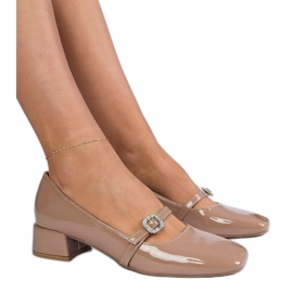 Bombas elegantes marrons decoradas com zircões marrom