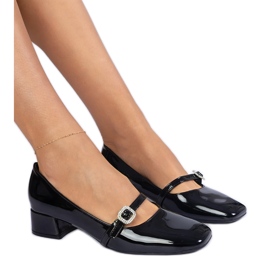 Bombas pretas elegantes decoradas com zircões preto