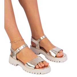 Sandálias douradas de grama dourada dourado