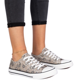 Tênis de material de mulheres marrons no estilo asteca marrom