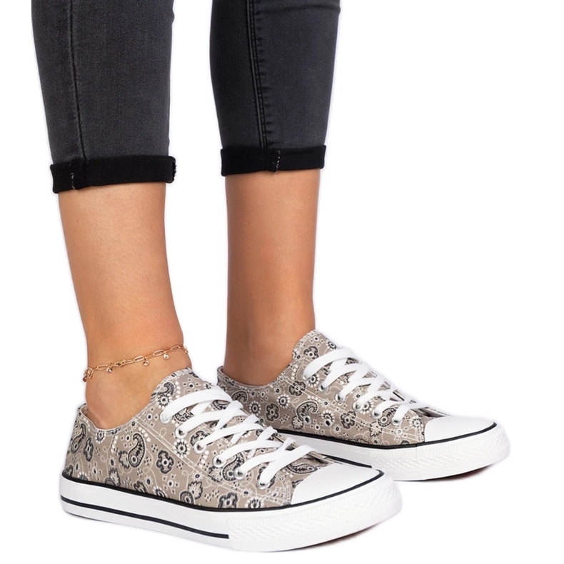 Tênis de material de mulheres marrons no estilo asteca castanho