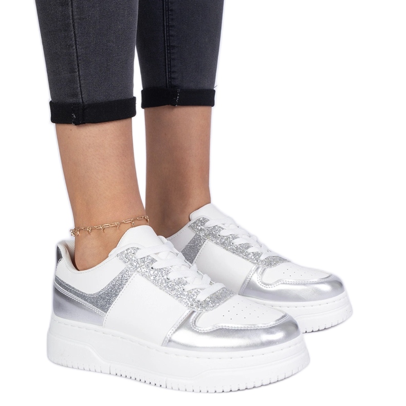 Tênis de prata femininos em uma sola grossa