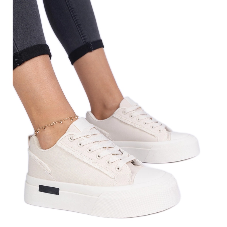 Tênis de material feminino bege na plataforma