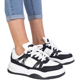 Tênis preto e branco com cadarços grossos