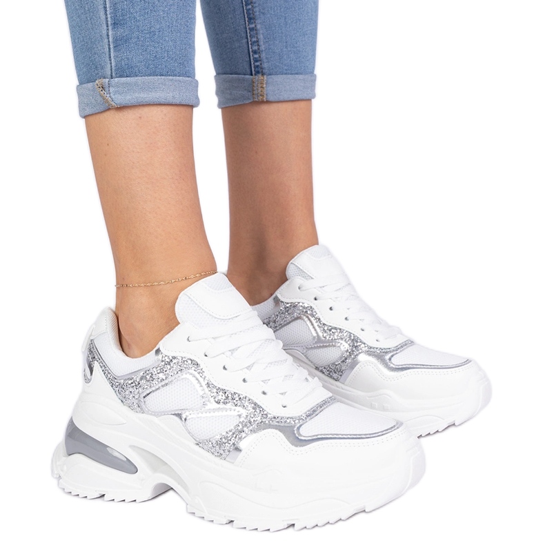 Tênis brancos femininos decorados com glitter