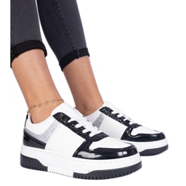 Tênis feminino preto com sola grossa