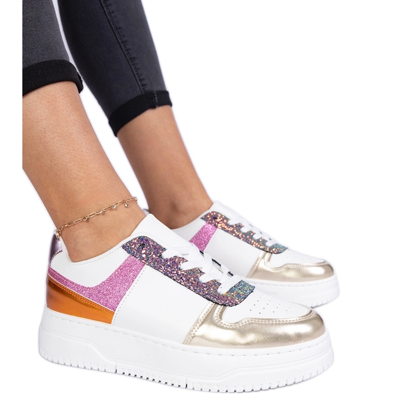 Tênis femininos multicoloridos em uma sola grossa