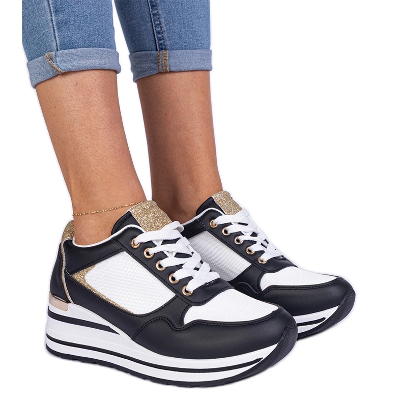 Tênis pretos decorados com glitter e uma inserção de metal