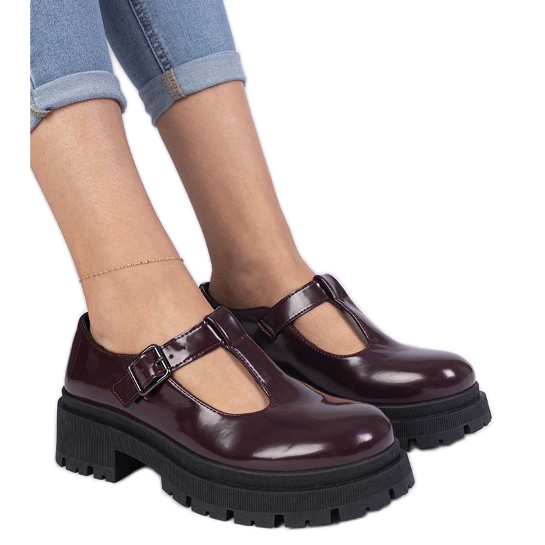 Sapatos da Borgonha em uma plataforma Eco -Leather vermelho