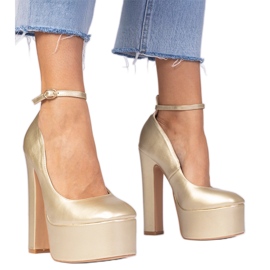 Bombas metálicas de ouro em um post alto dourado