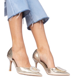 Saltos altos dourados metálicos decorados com zircões