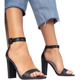 Sandálias pretas no poste presas no tornozelo preto