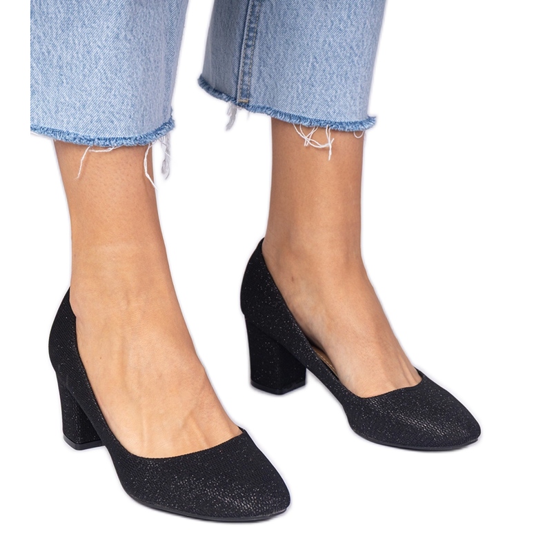 Bombas das mulheres negras com acabamento material preto