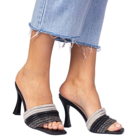 Saltos elegantes negros decorados com zircões preto