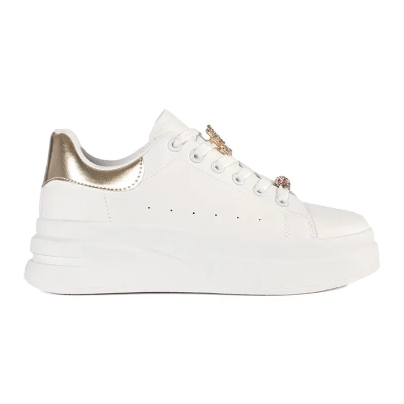 Tênis brancos na plataforma com pino