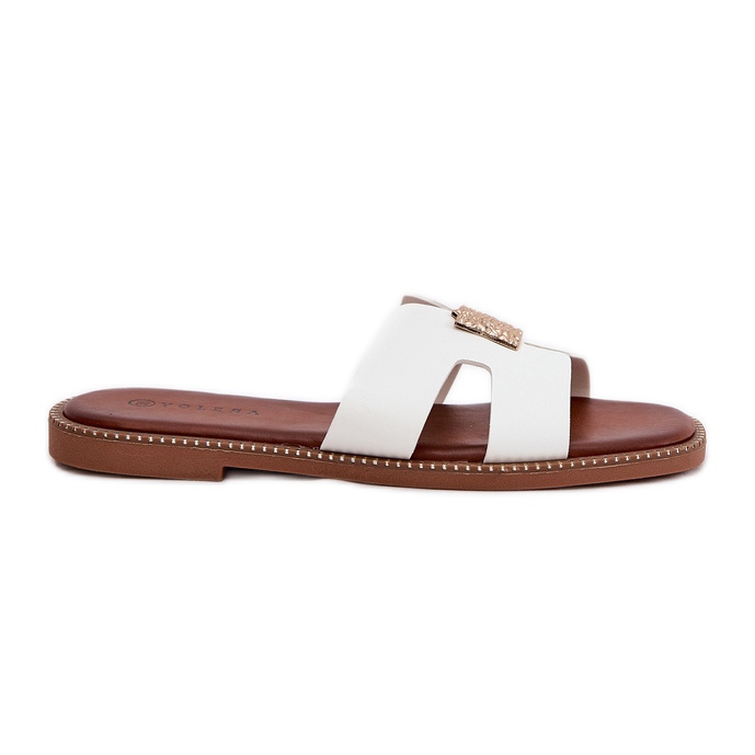 Chinelos planos com recortes e uma decoração branca branco Chinelos planos com recortes e uma decoração branca branco