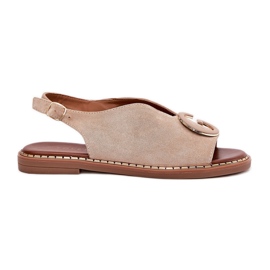 Sandálias femininas planas com uma decoração bege