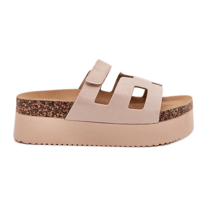 Chinelos em uma enorme plataforma bege Chinelos em uma enorme plataforma bege