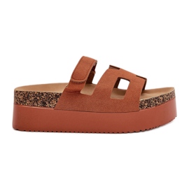 Chinelos na enorme plataforma de camelo marrom