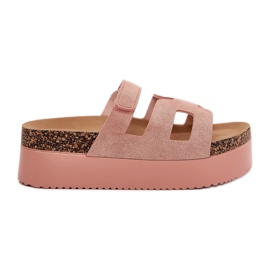 Chinelos em uma enorme plataforma rosa