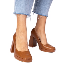 Bombas marrons em um posto enorme com um dedo do pé quadrado marrom