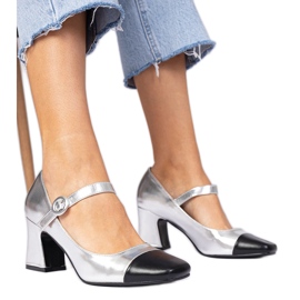 Bombas femininas de prata com nariz preto