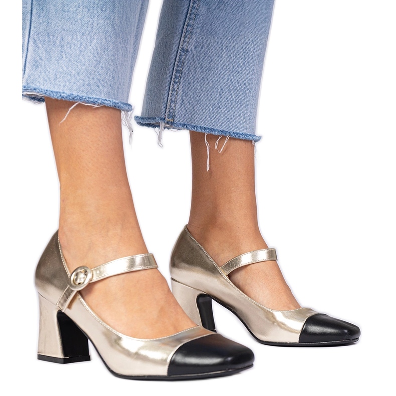 Bombas femininas douradas com nariz preto dourado