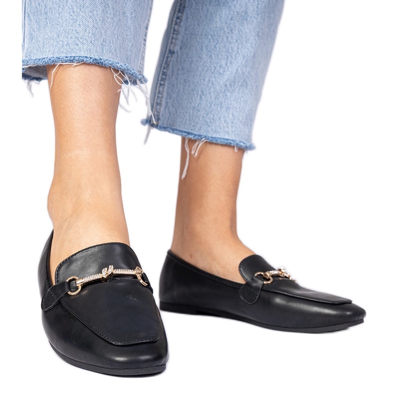 Mocas negros com uma decoração de ouro e zircão preto