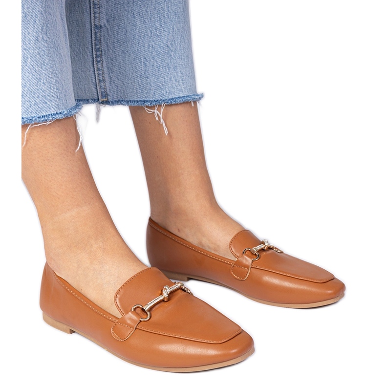 Brown elegantes mocassins com uma decoração de ouro e zircões castanho
