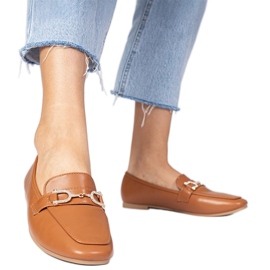 Mocas elegantes marrons com zircões marrom