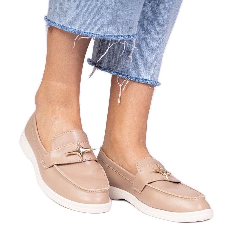 Mocassins femininos bege escuros com uma decoração de ouro