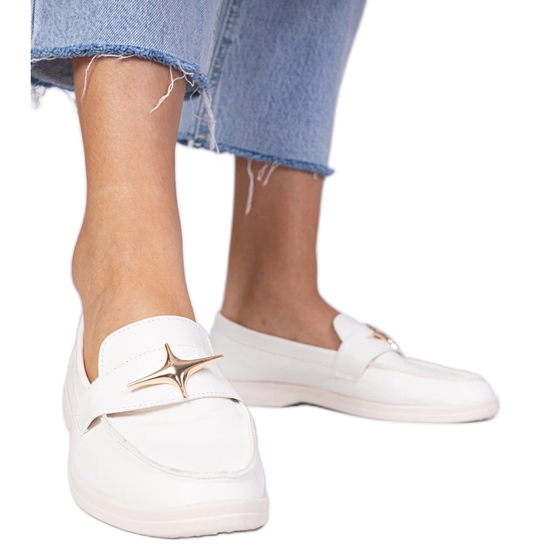 Mocas de mulheres brancas com uma decoração de ouro branco Mocas de mulheres brancas com uma decoração de ouro branco