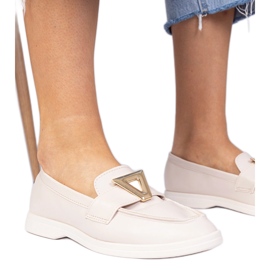 Mocas femininas bege com uma decoração elegante