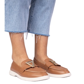 Mocas de mulheres marrons com uma decoração elegante marrom