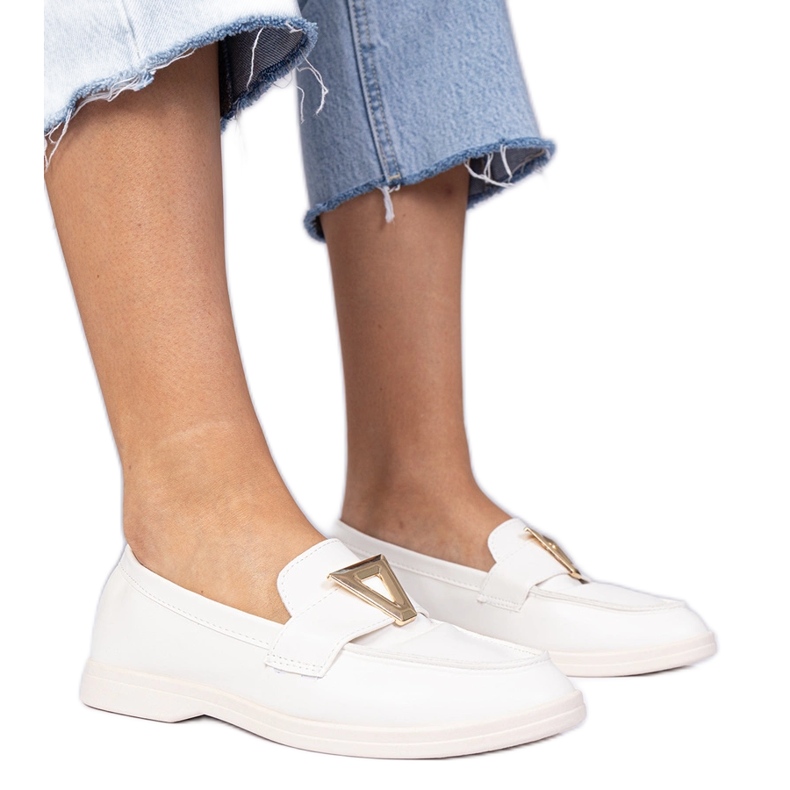 Mocas de mulheres brancas com uma decoração elegante branco