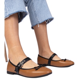 Bailarinas de mulheres marrons com um arco marrom