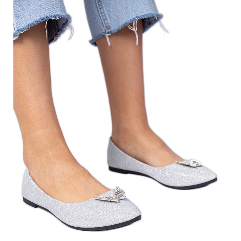 Ballerinas de glitter feminino de prata com uma borboleta Ballerinas de glitter feminino de prata com uma borboleta