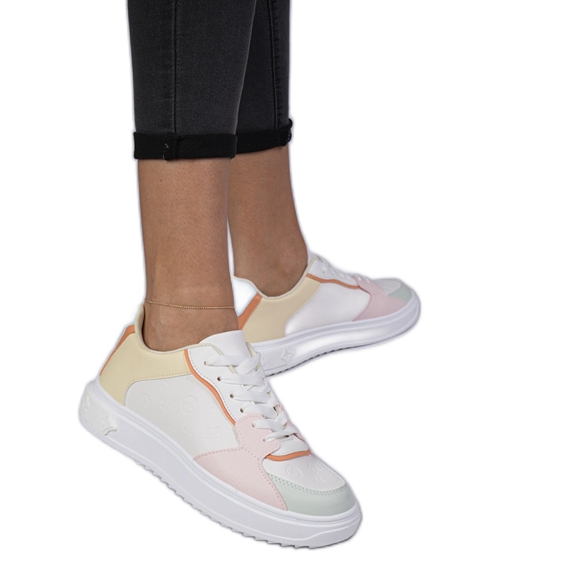 Tênis esportivos brancos e amarelos