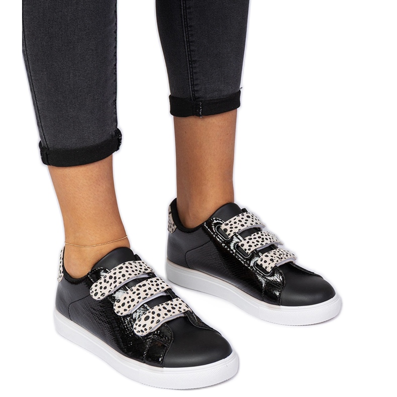 Tênis pretos com acabamento de velcro animal