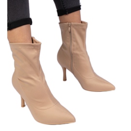 Botas bege com um acabamento acetinado em um alfinete
