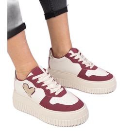 Tênis da Borgonha feminina com um coração de brocado vermelho