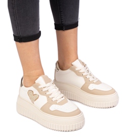 Tênis de mulheres marrons com um coração de brocado marrom