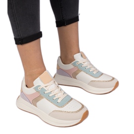 Tênis femininos multicoloridos com glitter com um padrão animal bege