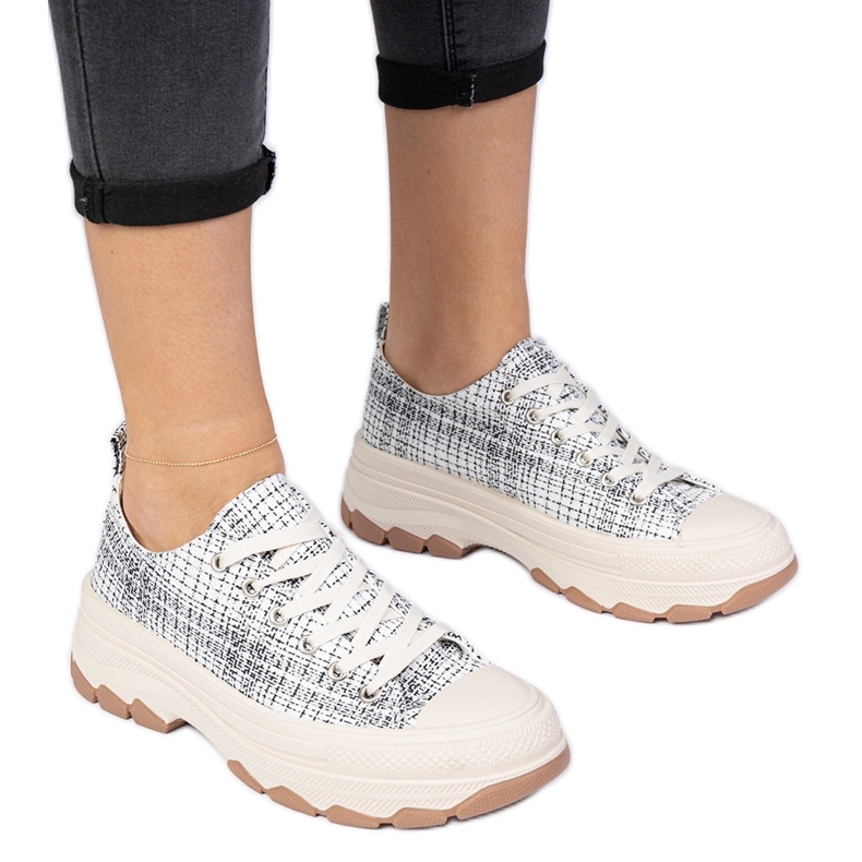 Tênis preto e branco em uma sola grossa