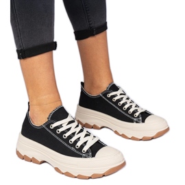 Tênis preto com sola grossa Tênis preto com sola grossa